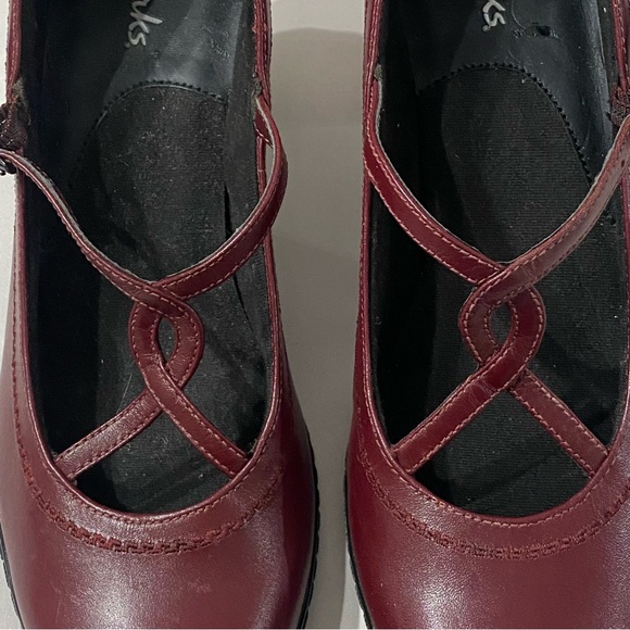NWOB Clarks Mary Jane Deep Red Leather Buckle Strap Short Heel Shoes Size 7.5M - Picture 3 of 14